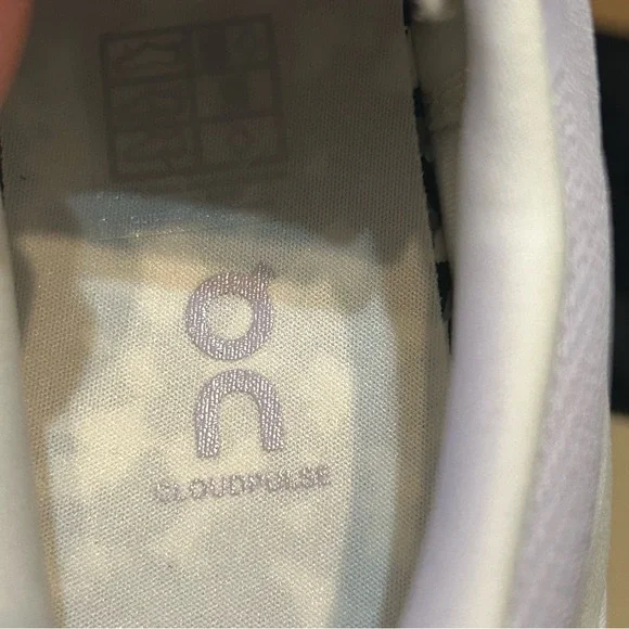 ON CLOUDPULSE purple athletic training running lace up shoes sneakers sz 8 new